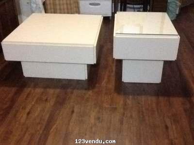 Annonces classees img:preview 2 tables avec vitre 32x32 et 20x24 en excellente condition 