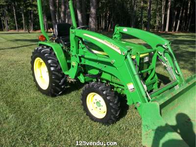 Annonces classees img:preview John Deere 790 avec chargeur année 2004